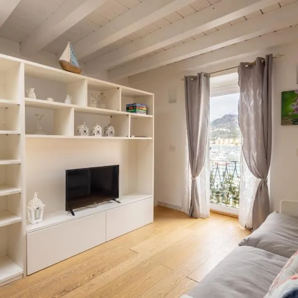 La Finestra sul Mare -Lerici - Bright Sea view Apartment on Two floors in Lerici, 4 Guests, hotel a Lerici