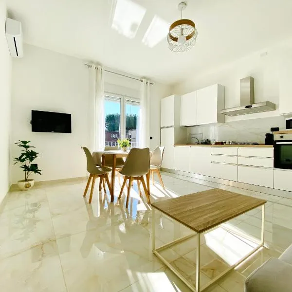 Corso 42 - Bilocale moderno e spazioso con riscaldamento a pavimento, hotel v mestu Novara