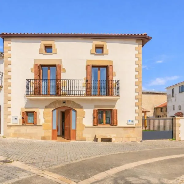 Amplia casa rural con barbacoa y jardín en Navarra、Olcozのホテル