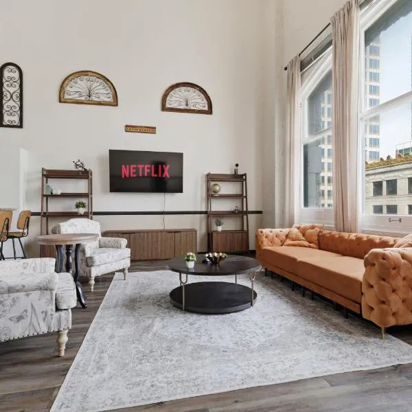 Downtown Indy 3BR Retreat Sleeps 10 - Arcade, hotel in Indianapolis