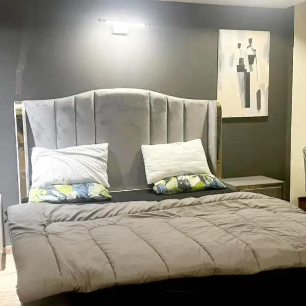 The Royal Heights, hotel di Rawalpindi