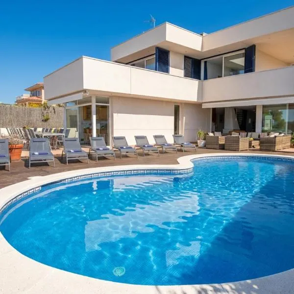 Villa Med A 2 kilometros andando de la playa, del puerto de Aguadoç y a 4 del centro de Sitges Muy Soleada todo el dia Capacidad superior a 16 personas NO REQUIERE COCHE: Sitges'te bir otel