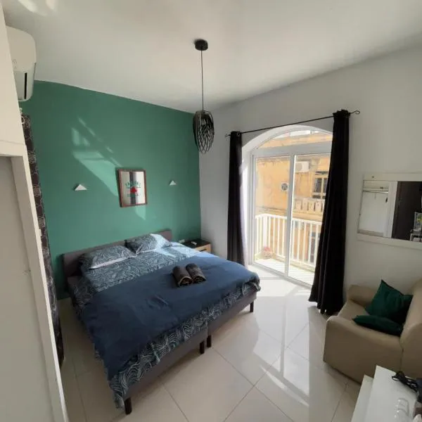 Next to beach Sliema Stay, Cozy, Air-Conditioned, Self Check-In, hotel in Il-Gżira