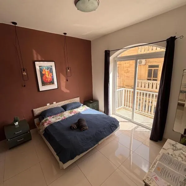 Sliema Central with Balcony Airconditioned and Comfortable Self Check IN, hotel in Il-Gżira