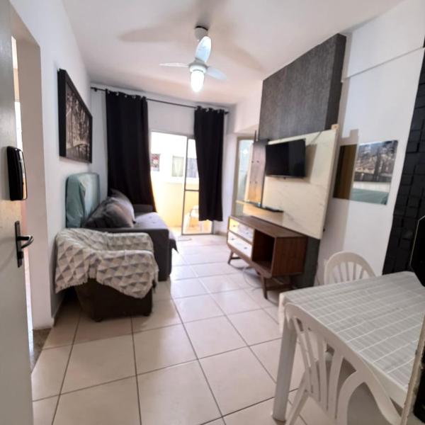 Apartamento centro de Sv, garagem, ar, elevador à 1 quadra da praia