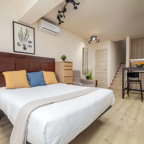 Beachfront Design LUX Studio Apartment、エステポナのホテル