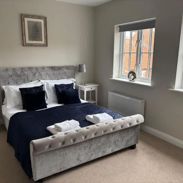 Stylish & spacious harbour-view townhouse with parking, hotel in Whitby