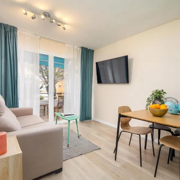 Beachfront Tiffany Design Apartment, מלון באסטפונה