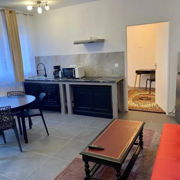 RDC, calme, centre ville, 3 personnes, cour, Solesmes appart 2, hotel di Solesmes