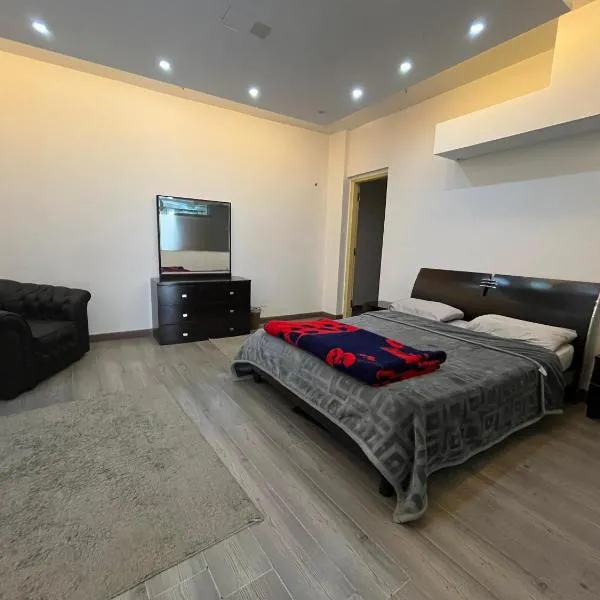 3-bedroom apartment with private garden, Sheikh Zayed City center, hotel a Sheikh Zayed