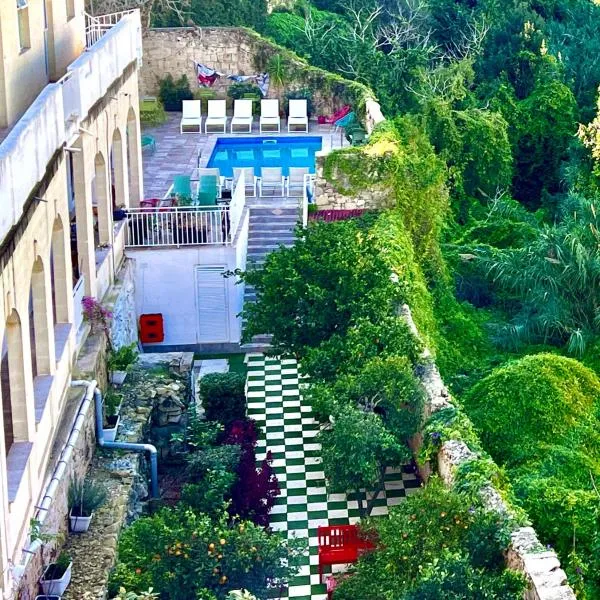 Follow the Sun Boutique Hostel - Pool, Breakfast & Sea Views, готель у місті Сент-Джуліанс