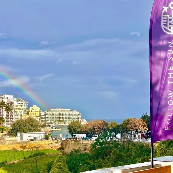 Follow the Sun Boutique Hostel - Pool, Breakfast & Sea Views, khách sạn ở Saint Julianʼs