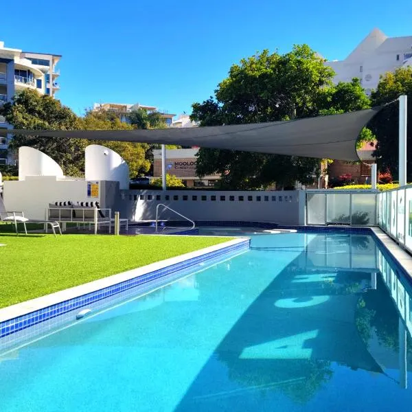 Mooloolab Beach Paradise 2 bedroom Unit - 350m from Beach، فندق في مولولابا