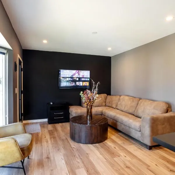 Newly Renovated Bungalow w Free Parking 4min from SoFi, 8min from Airport, hotell i Los Angeles