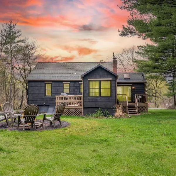 Charcoal Chalet by AvantStay, hotel New Paltzban