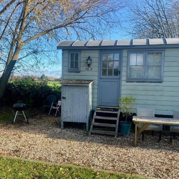 The Shepherds Hut @ Graingers, Hotel in Chichester