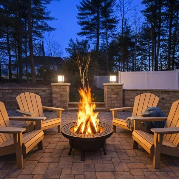 Luxury Villa- Hot Tub-King Bed Suite-Fenced Yard-Game Room-Fire Pit-Ski، فندق في إيست سترودسبورغ