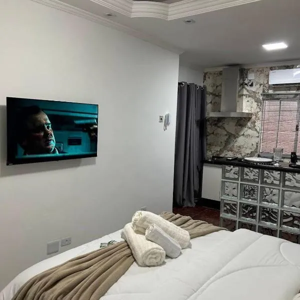Studio Moderno Ar e Wi-Fi Acesso Fácil GRU, hotel a San Paolo