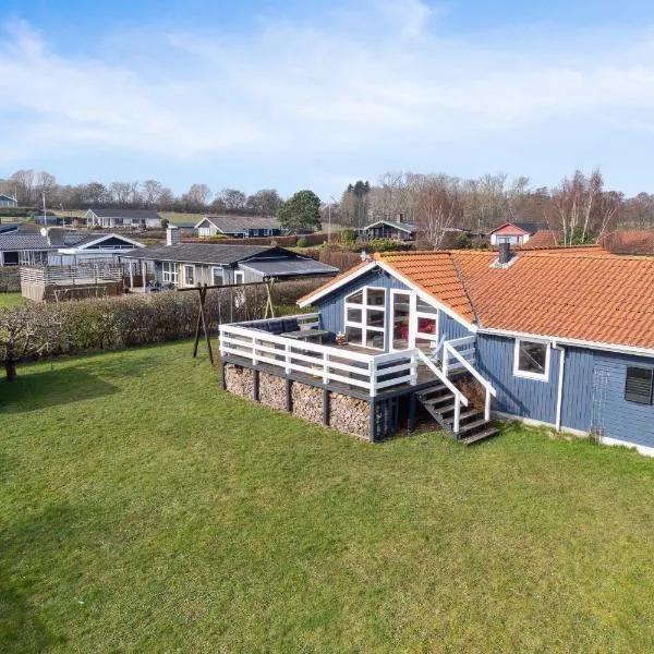 Summer House With Sauna Near Følle Strand, hotel en Rønde