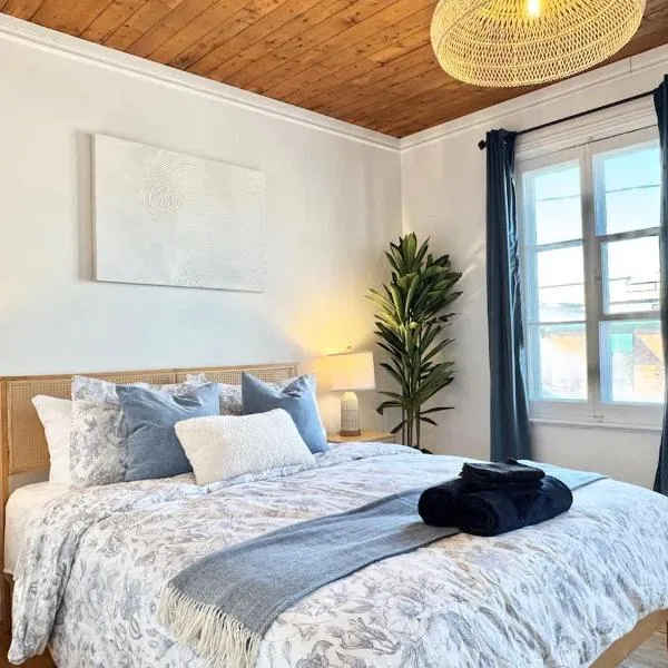 Historic Charm & Modern Comfort Sleeps 8, hotel em Cidade de Quebec
