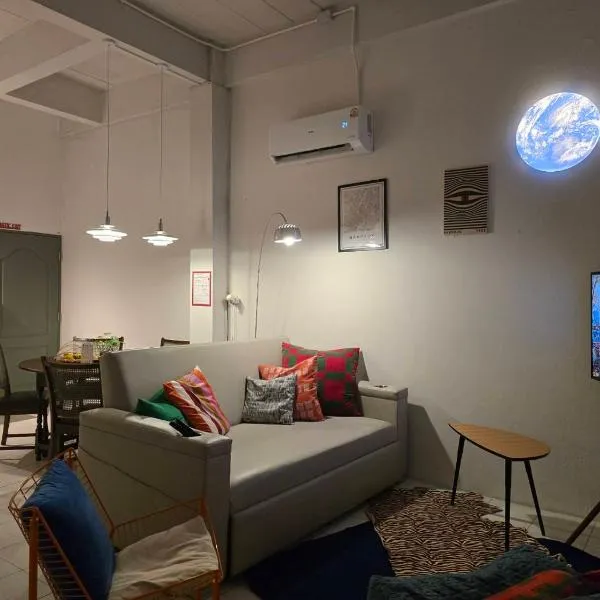 Dramatic Exit Bangkok - Cozy Loft House near Suvarnabhumi Airport, hotel u Bangkoku