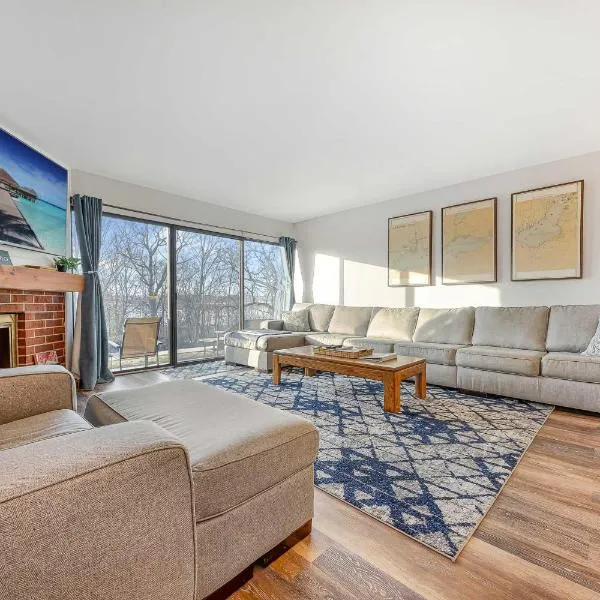 Modern Lake Geneva Condo with Year-Round Views, готель у місті Лейк-Женева