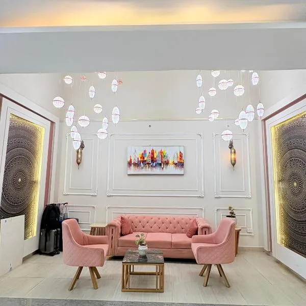 Spectrum mall 1bhk luxurious home, hotell i Noida