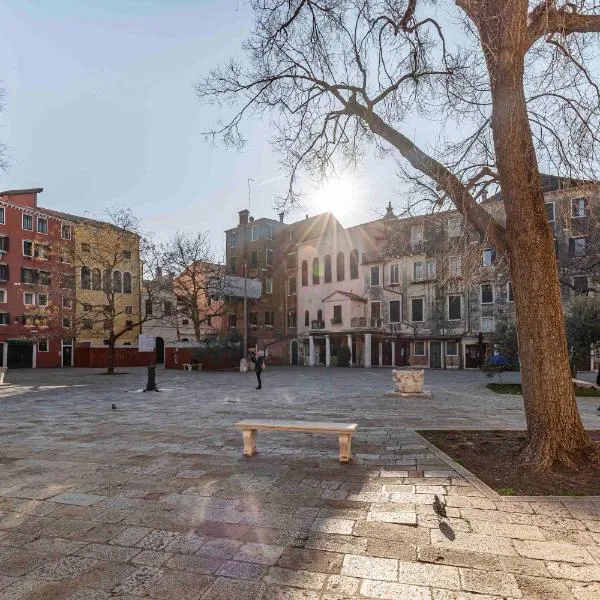 Ca' Leoncino - Venice canal front apartment, hotel v Benátkach
