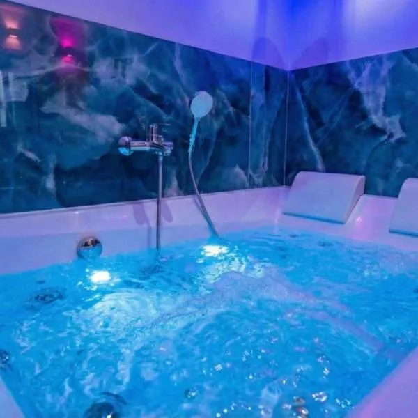 LE 21 - Suite LUXE - JACUZZI Privatif & Vue Rhône、ヴィエンヌのホテル