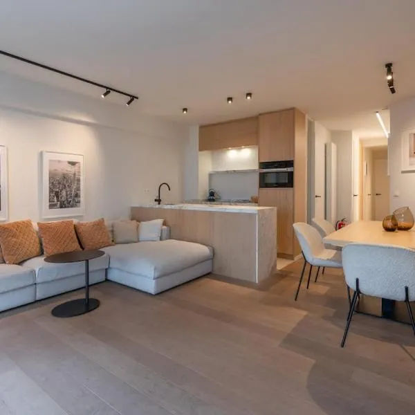 Stylish 3-Bed Apartment with Private Terrace, hotel i Knokke-Heist
