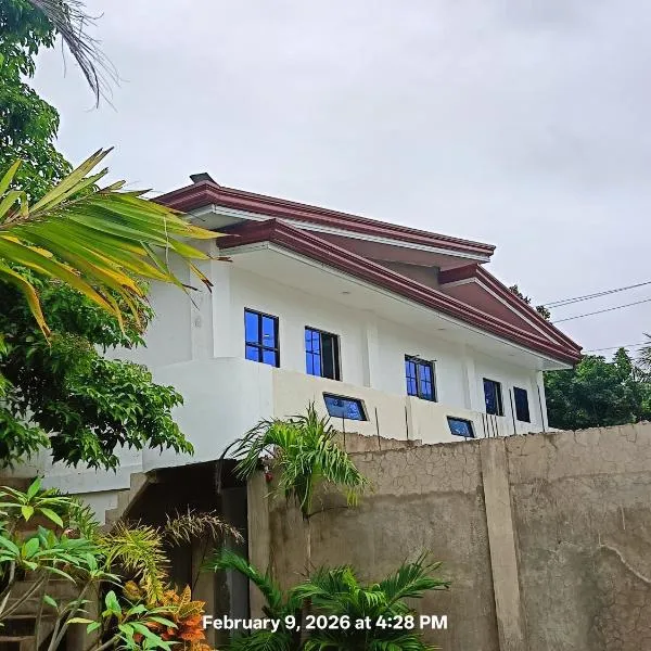 Chief's Villa Dormitory with Kitchen -Free Cooking, hotel v mestu Malapascua Island