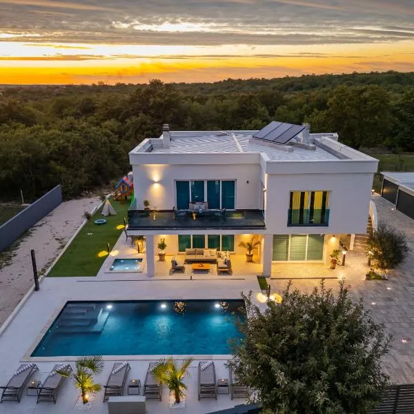 Villa Stay & Play, hotel en Poličnik