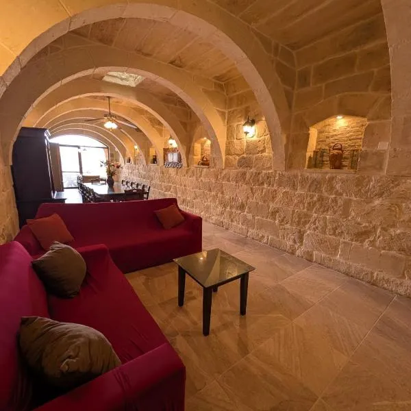 Ta' Gigi Retreat for 10, 5 bedroom farmhouse with views!, hotel i Għarb