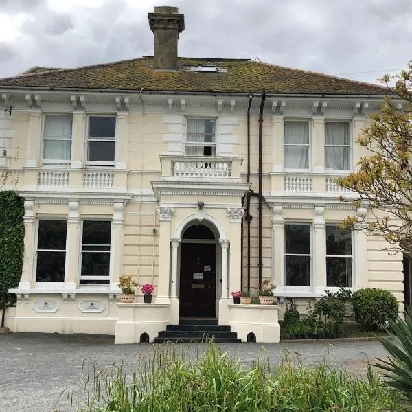 Westwood House, Hastings - Spacious 5 Ensuite Home Near Hastings Town & beach, hotel in Hastings