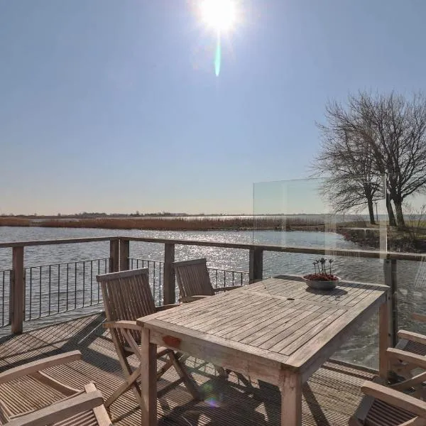 Villa Seaview met Sauna, Hotel in Makkum