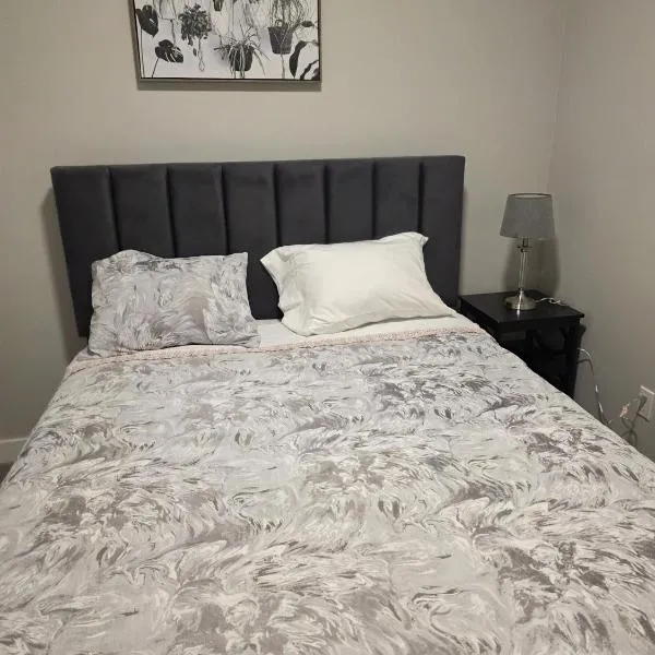 A Cheerful Home away from home, hotel di Calgary