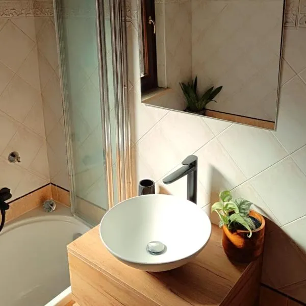 RESIDENZA AURORA - bright spacious House with Garden & outdoor Patio - Ardea - Tor San Lorenzo, hotel a Casale la Cogna