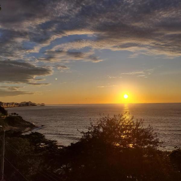 Em frente à praia, com vista e som do mar
