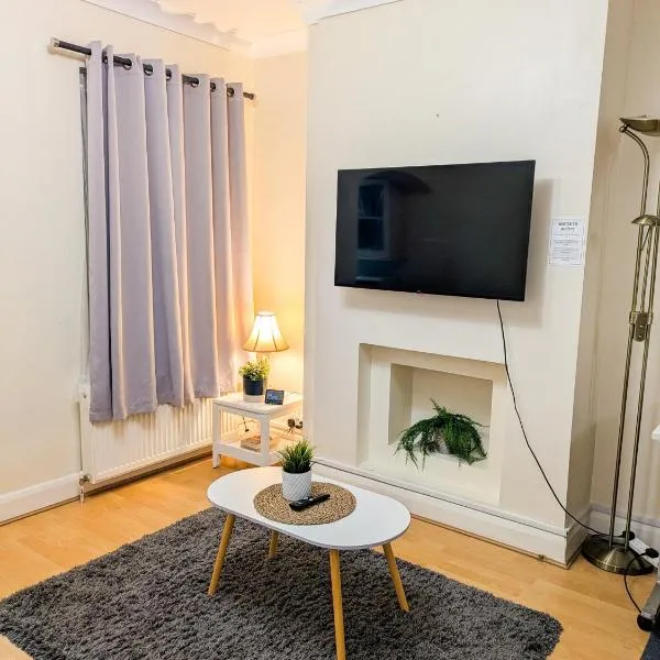 Excellency Stays - Entire 2 Bedroom House with Garden - Contractors, Families, Long Stays, Free Parking, hotel i Kent