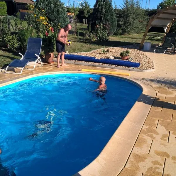 Ferienwohnung Bienwald mit Pool für 4 - 6 Personen mit 3 Schlafzimmern, hotel a Gröbitz