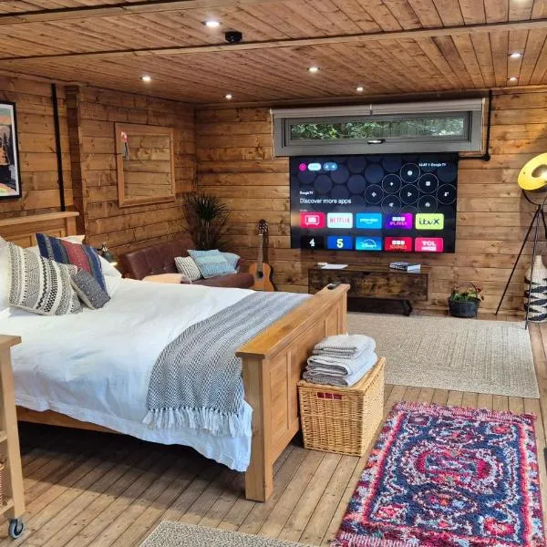 Clarence Cabin, King Bed & Free Parking, khách sạn ở Four Oaks
