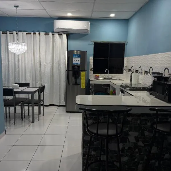 Casa en Nueva Metropolis con aire en toda la casa, Hotel in San Miguel