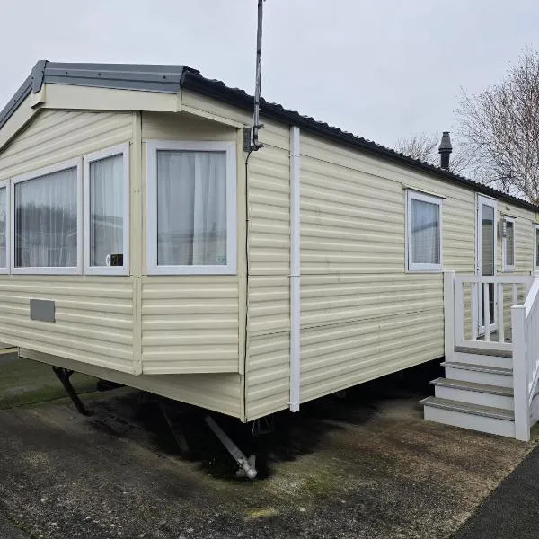 JY Holiday Caravans Wales, Oakfields Towyn Coastal Caravan Sleeps 6, hôtel à Kinmel Bay