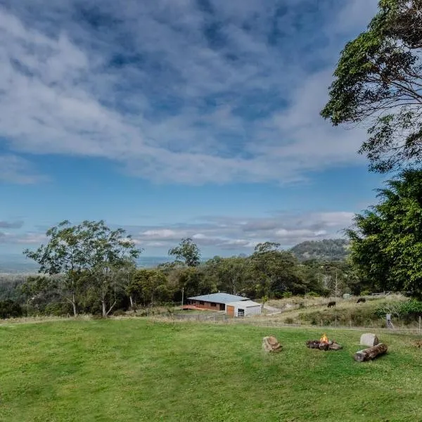 Pet Friendly, close to Australia Zoo & Big Kart Track, firepit, Hotel in Bald Knob