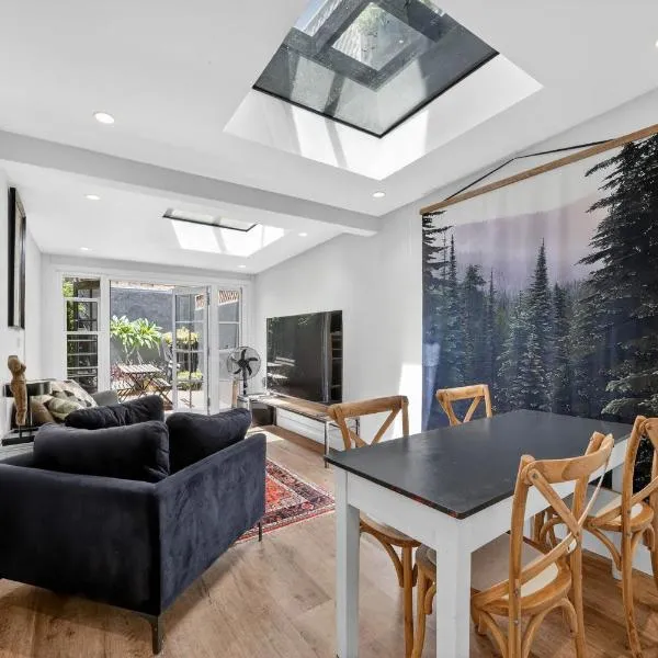 Sydney Central Terrace House with Private Rooftop Deck, hotel v destinácii Sydney