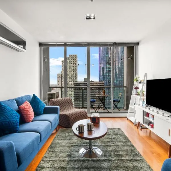 3BR Retro CBD Retreat - Pool, Views & Free Parking, Hotel in Melbourne
