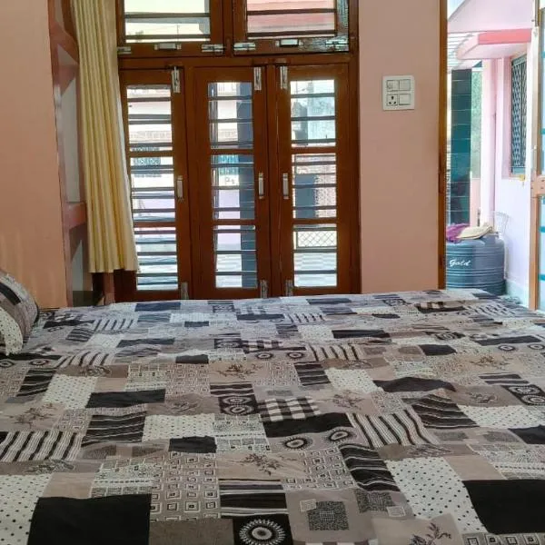 Arav Homestay، فندق في ريشيكيش