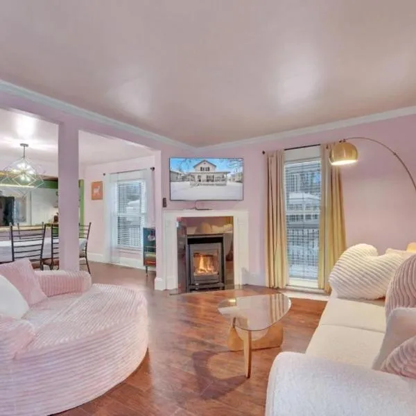The Allen House - Chic and Colorful 3BR Downtown Ellicottville, hotel v mestu Ellicottville