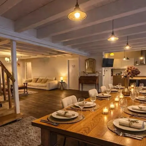 Maison bonheur -Parking- piscine -espace de jeux- avec 6 suites avec SDB, hotel en Bourg-en-Bresse