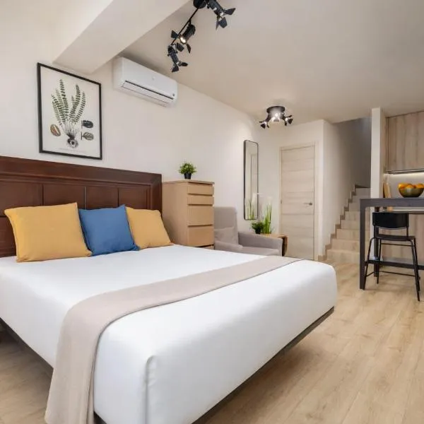 Beachfront Design LUX Studio Apartment、エステポナのホテル